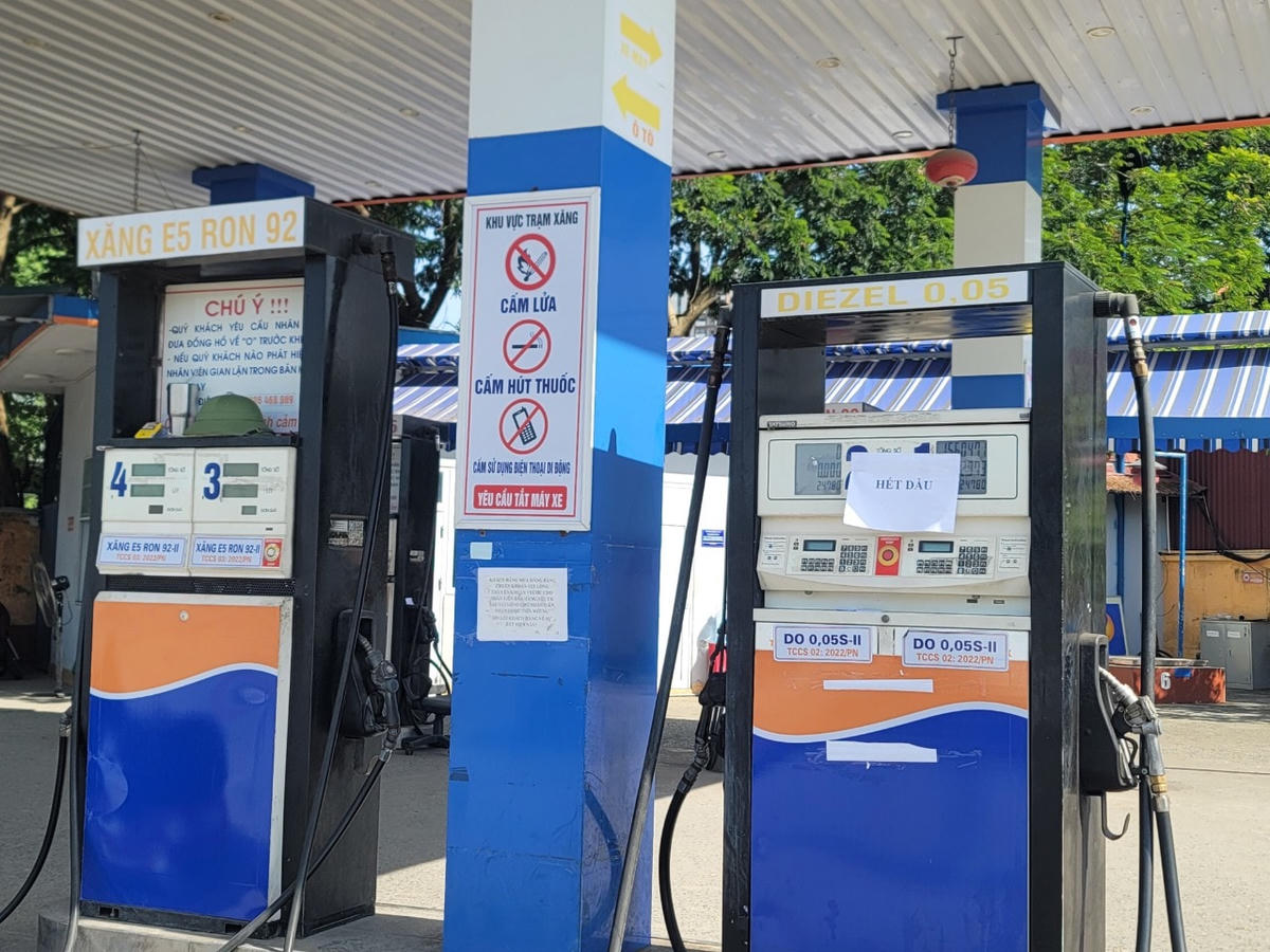 Thông báo "Hết dầu" được in trên giấy dán ở máy bơm.