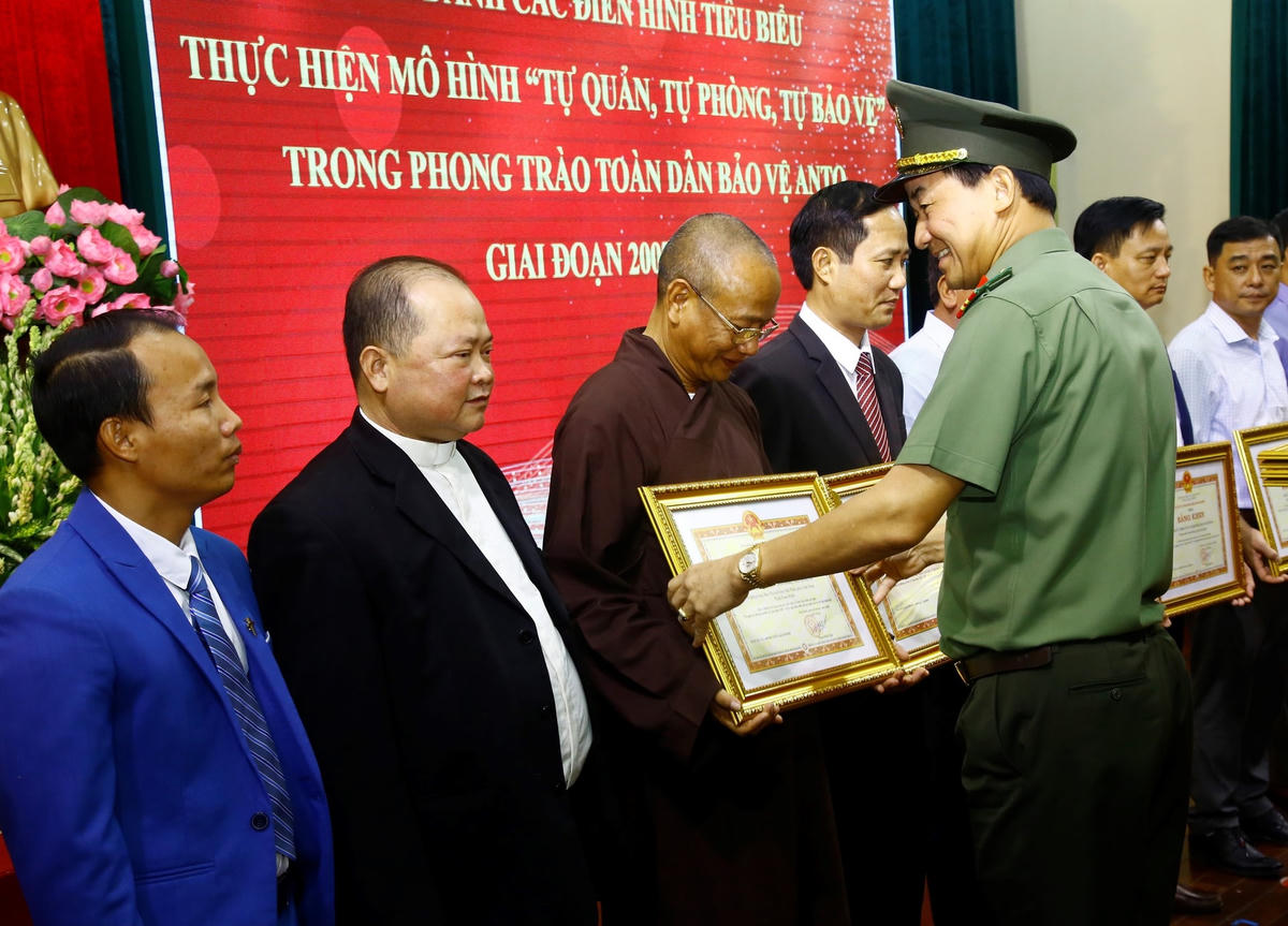 Nhiều cá nhân, tập thể ở Nam Định được Bộ trưởng Bộ Công an, UBND tỉnh Nam Định, Giám đốc Công an tỉnh Nam Định khen thưởng vì thành tích trong 15 thực hiện mô hình.