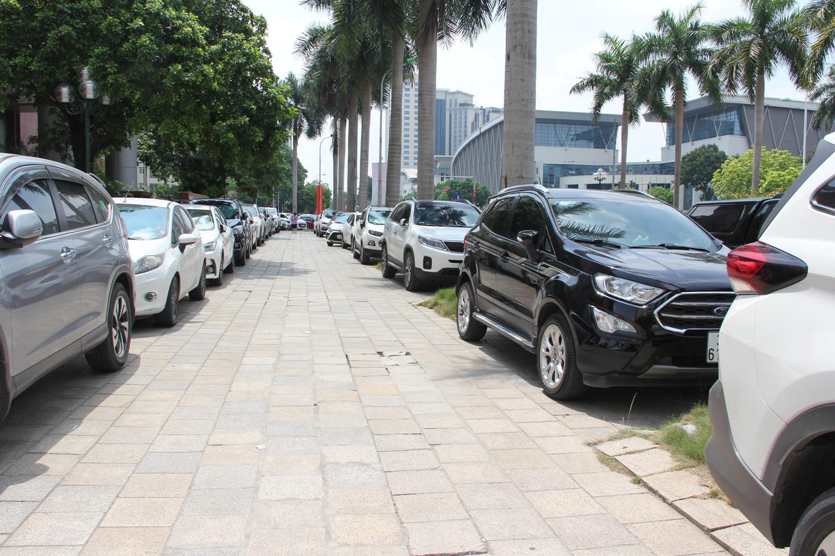 Quận Nam Từ Liêm: Bất chấp biển cấm, xe ô tô vẫn đỗ dưới lòng đường, vỉa hè