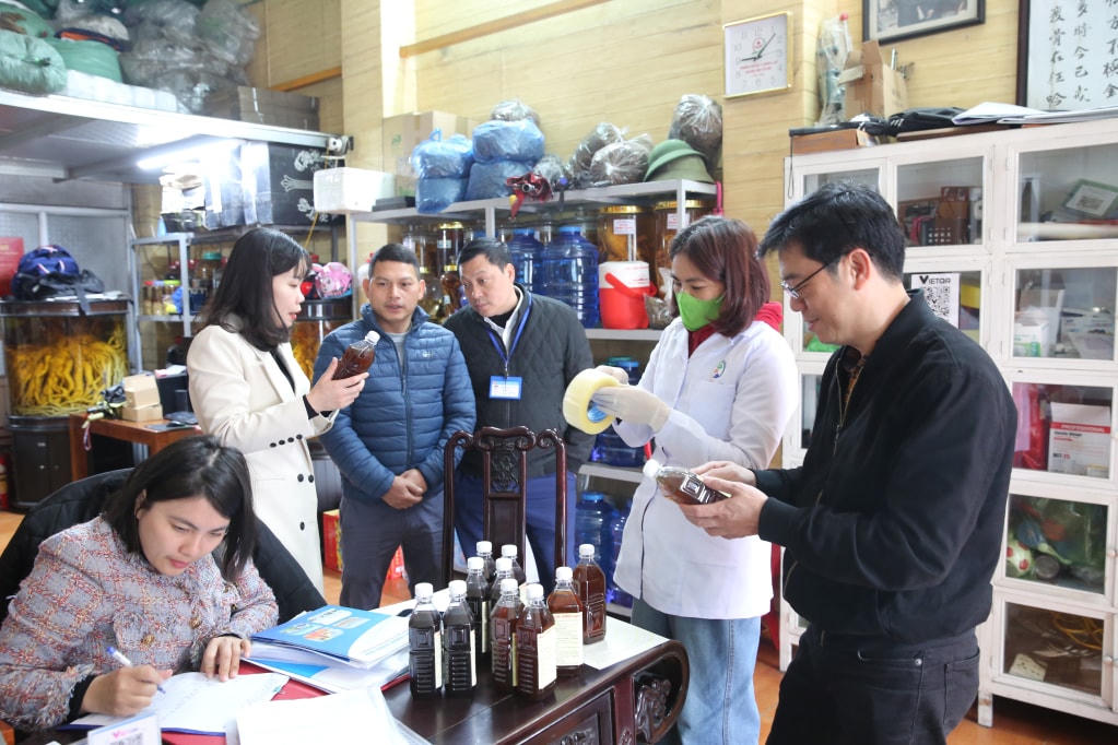 Đoàn kiểm tra liên ngành ATTP số 2 (do Sở Công thương làm trưởng đoàn) kiểm tra và lấy mẫu xét nghiệm tại cơ sở kinh doanh rượu trên địa bàn TP Cẩm Phả.