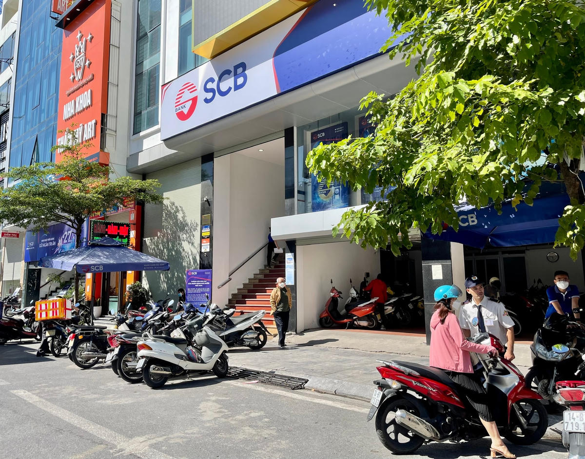 Ghi nhận vào sáng 11/10, phòng giao dịch của SCB tại đường Trần Hưng Đạo (TP Hạ Long) không có cảnh chen chúc, đổ xô đi rút tiền.