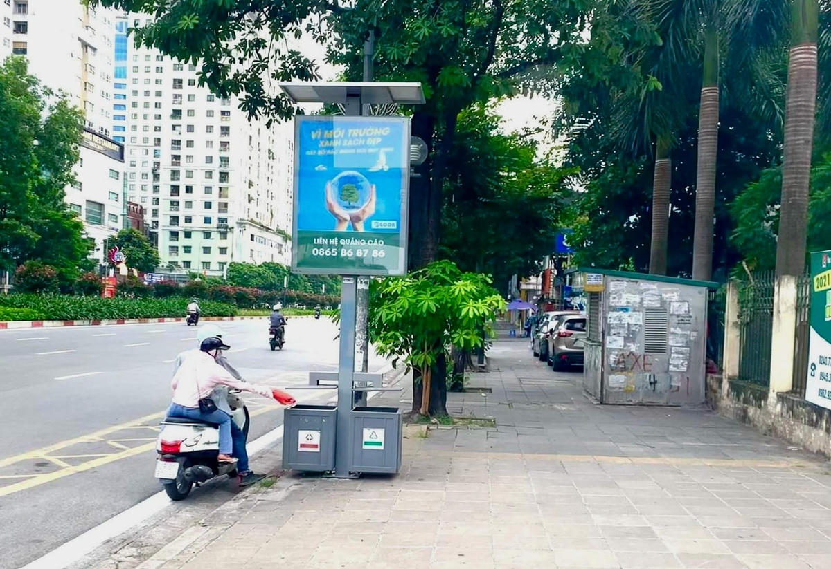 Hình ảnh đẹp của cặp vợ chồng bỏ rác vào thùng rác thông minh được đặt trên tuyến đường Nguyễn Chí Thanh.