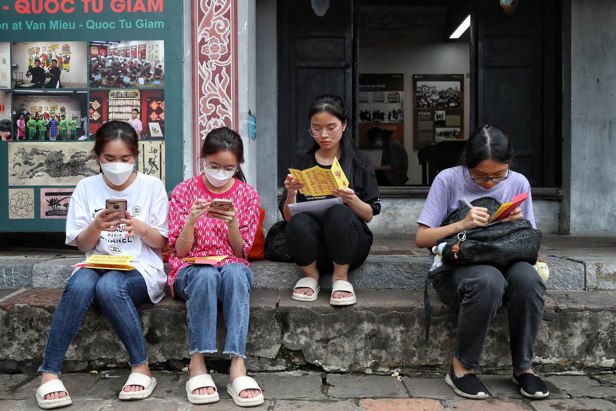 Sự căng thẳng, hồi hộp trước kỳ thi đều hiện rõ trên mặt mỗi sĩ tử. 