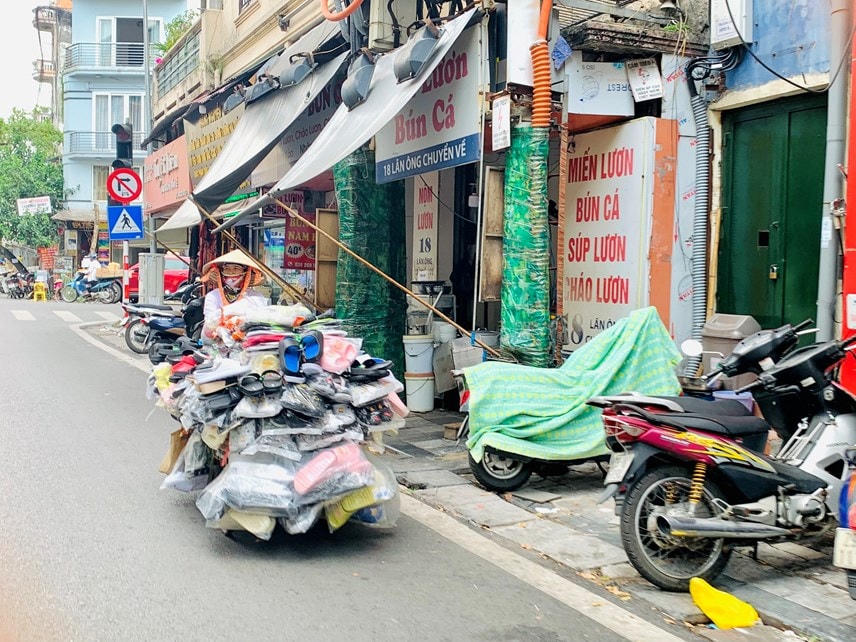 Người lao động làm việc trong tiết trời nắng nóng. 