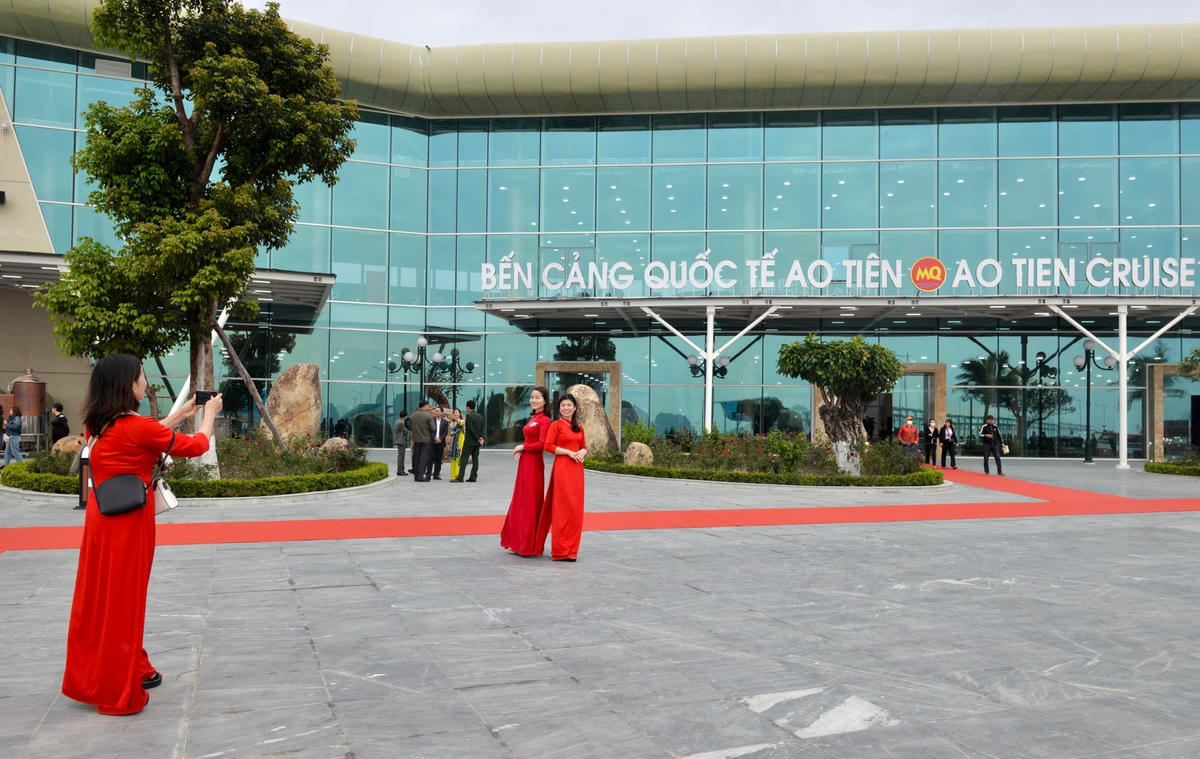 Người dân và du khách đến tham quan, chụp ảnh "check in" tại Bến cảng cao cấp Ao Tiên.