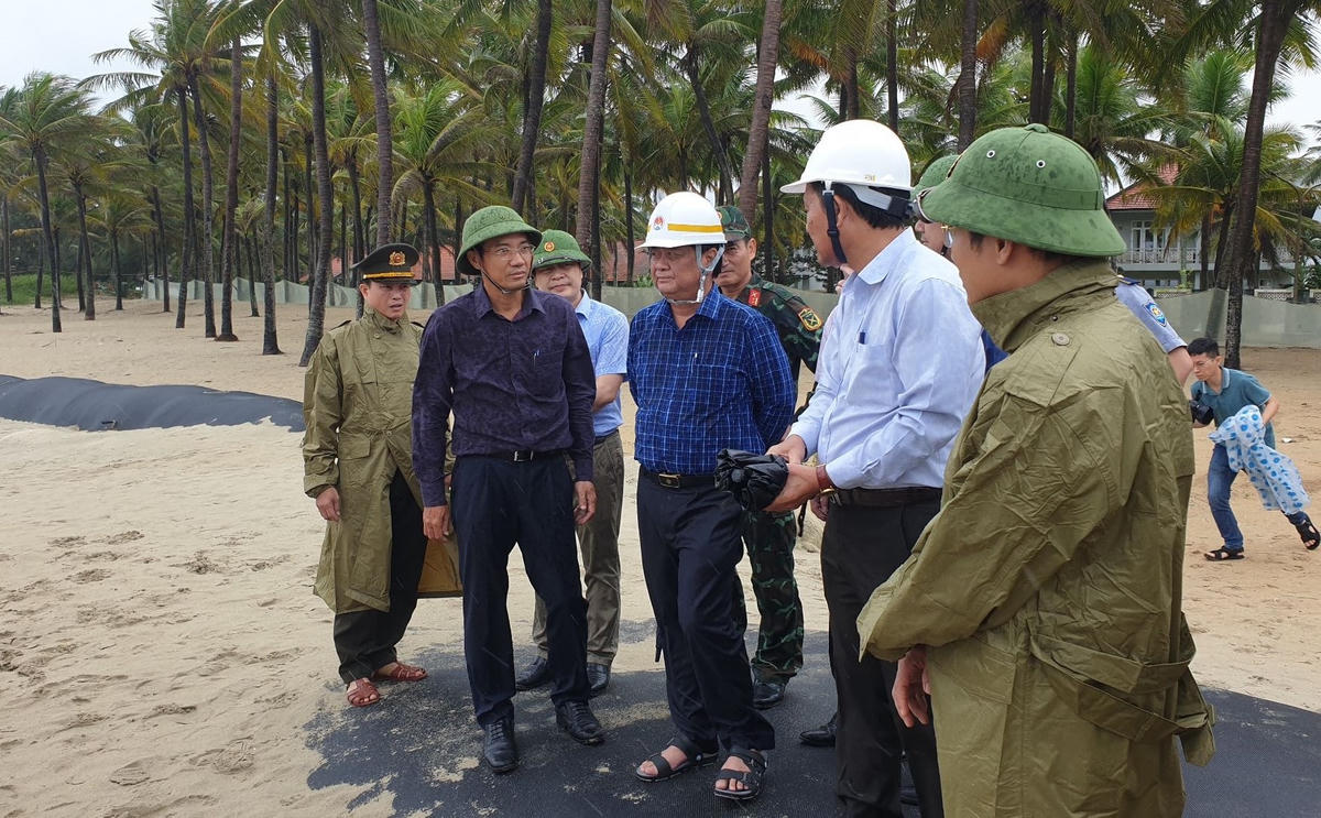 Bộ Trưởng Bộ NNPTNT Lê Minh Hoan kiểm tra bờ biển Cửa Đại.