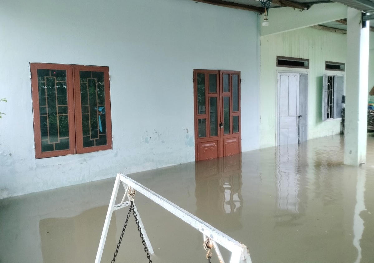 Nhiều ngôi nhà ở khối phố Mỹ Thạch Trung ngập nước sâu.