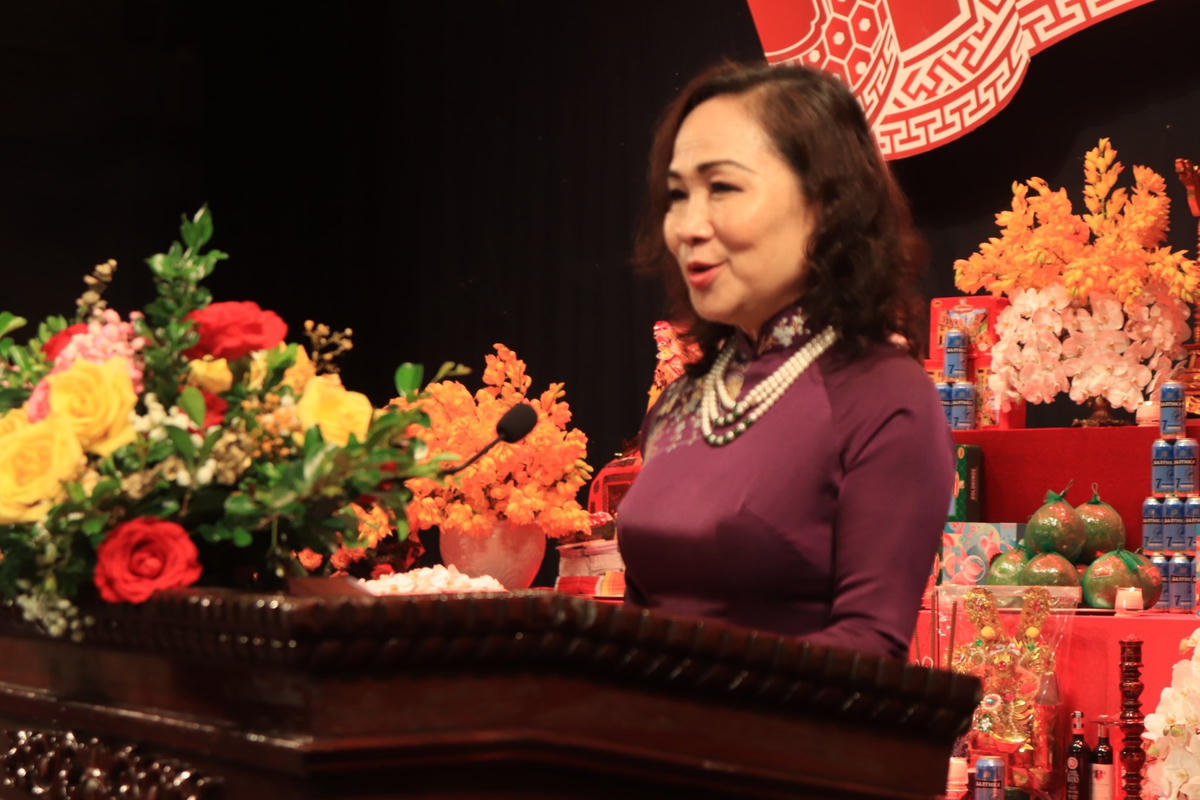 NSND Trịnh Thúy Mùi, Chủ tịch Hội Nghệ sĩ Sân khấu Việt Nam phát biểu tại buổi lễ.
