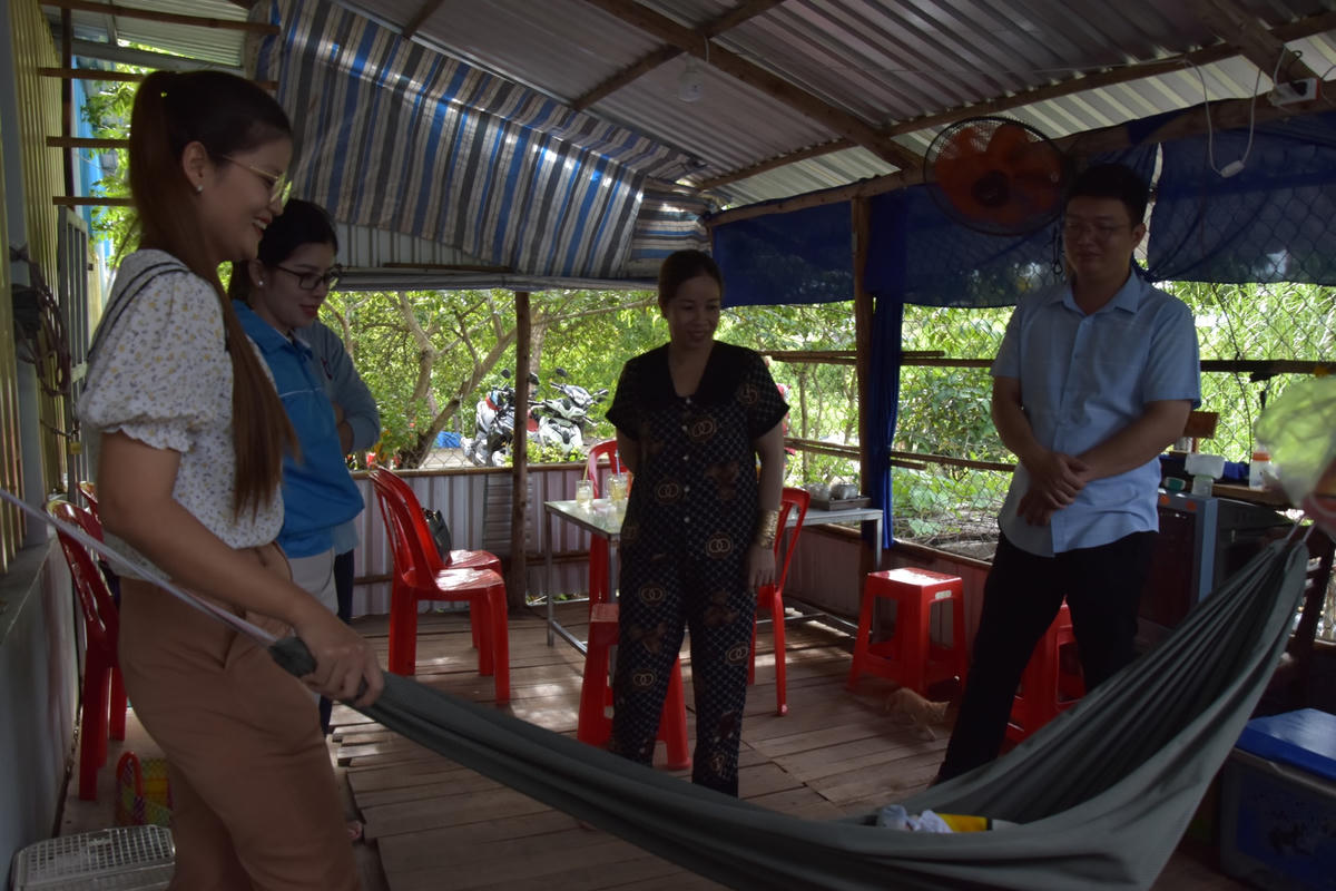Hiện nay chính quyền điai phương đang thông báo tìm người thân của bé.