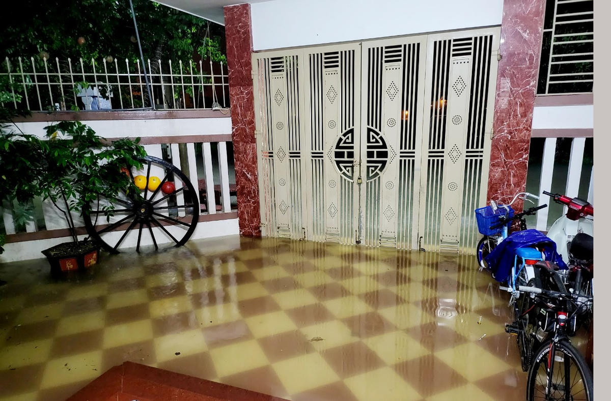 Vì mưa to kéo dài nên nhiều nhà dân ở khu vực thấp trũng đã bị nước vào sân.