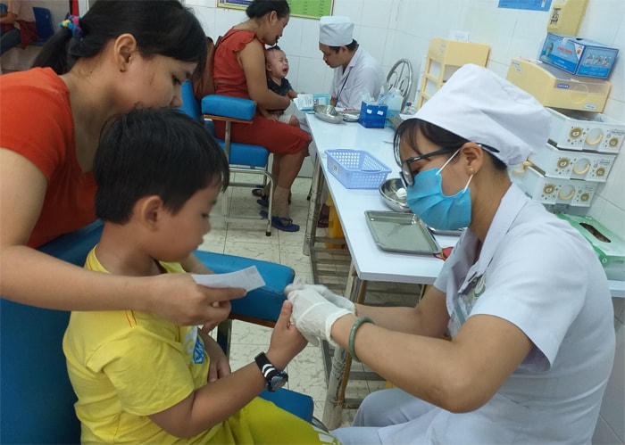 Thăm khám, tư vấn cho trẻ mắc đái tháo đường. Ảnh: TL.