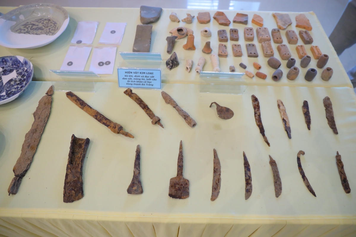 Các hiện vật liên quan di tích Vòng thành Đá Trắng được trưng bày tại Bảo tàng tỉnh Bà Rịa-Vũng Tàu. 