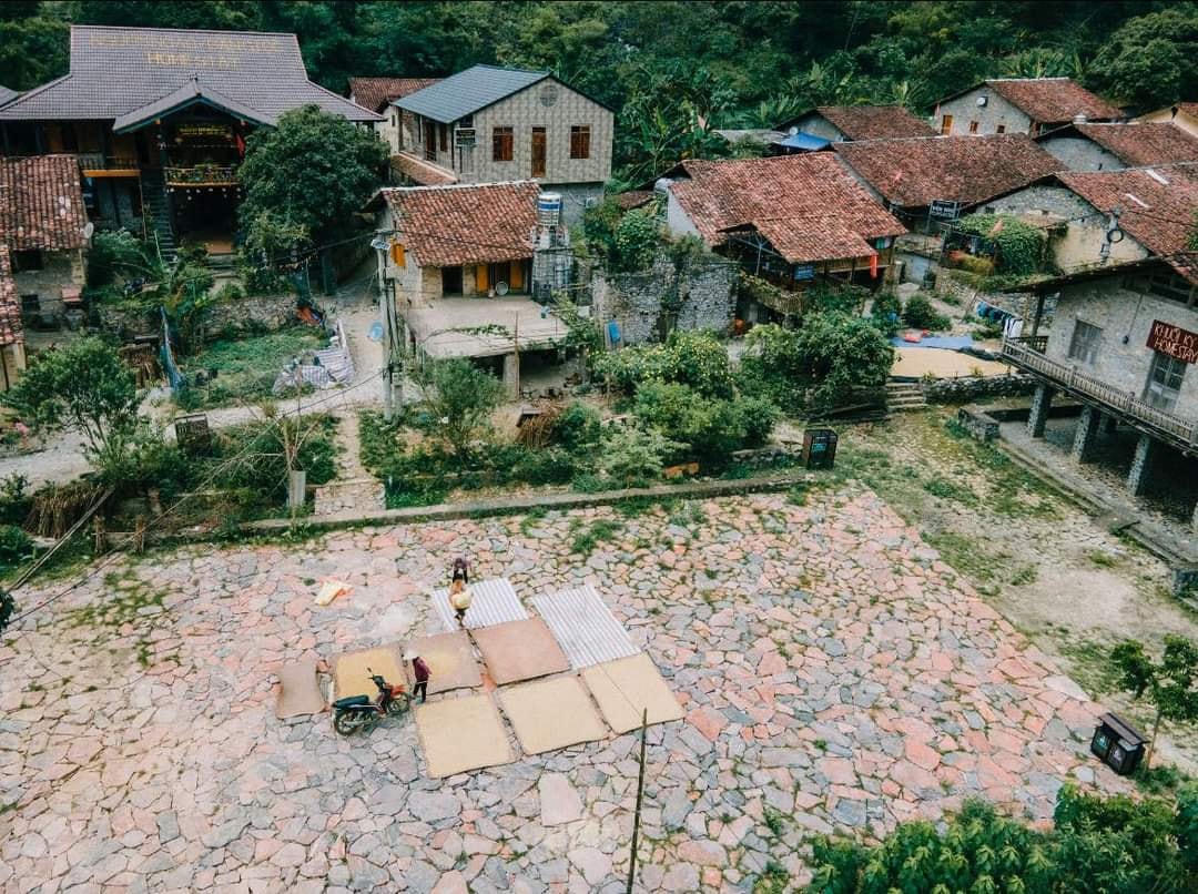 Làng đá cổ không chỉ nổi tiếng với lịch sử lâu đời mà còn gây ấn tượng bởi kiến trúc độc đáo, khác biệt. Ngôi làng thuộc xã Đàm Thủy, huyện Trùng Khánh, Cao Bằng,trên tỉnh lộ 206. 