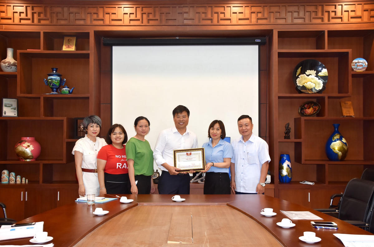 Lãnh đạo Bảo tàng MTTQ Việt Nam trao Giấy ghi nhận của Ban Thường trực UBTƯ MTTQ Việt Nam cho Viện Sức khỏe nghề nghiệp và Môi trường.