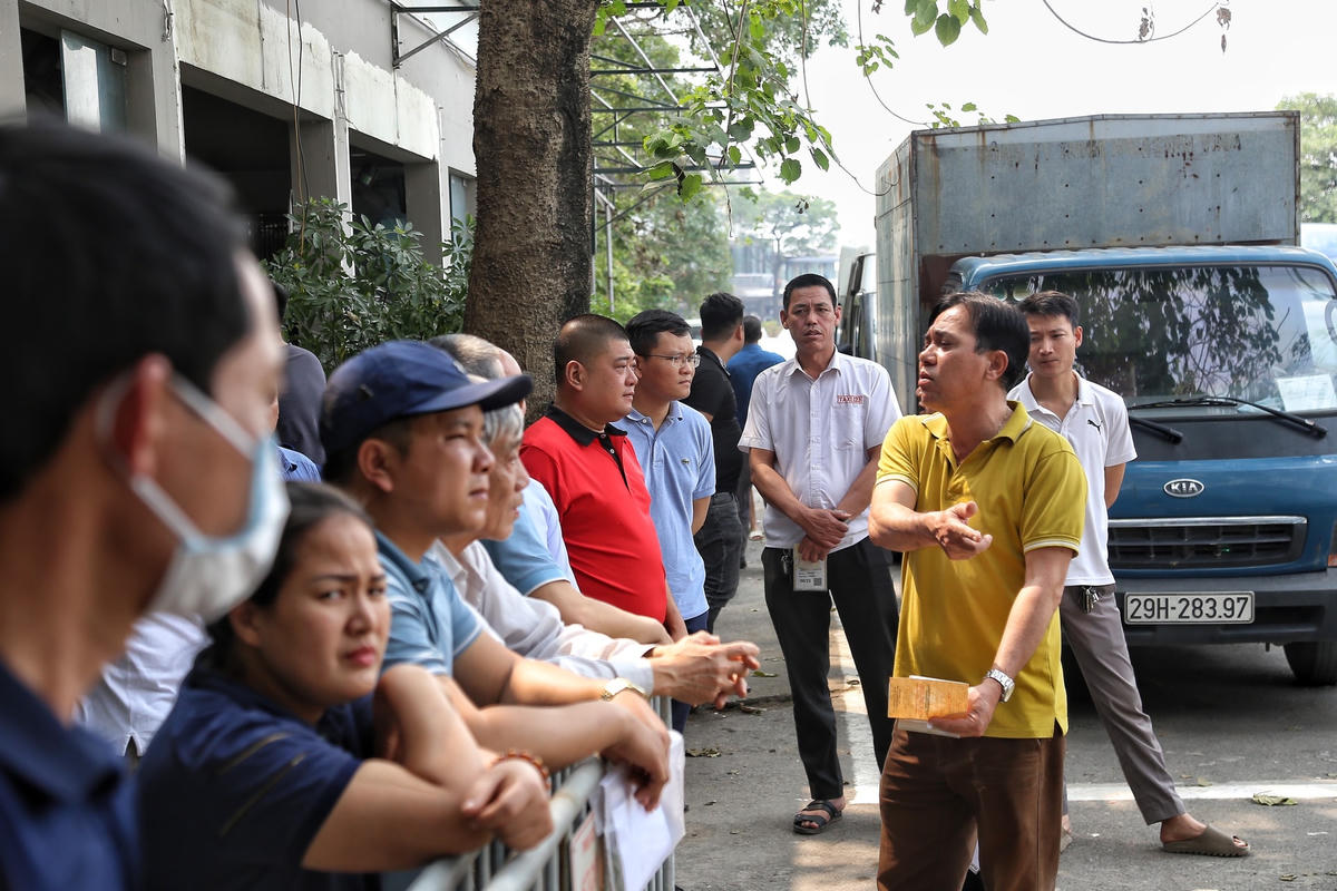 "Để việc đăng kiểm diễn ra nhanh chóng tôi đã đi bảo dưỡng, kiểm tra lại xe từ ngày 26/2. Song, từ đó đến nay tôi đã đi đến 5 trung tâm đăng kiểm khác nhau nhưng đều rất đông và chưa thể đăng kiểm xe. Nốt ngày mai xe tôi chính thức hết đăng kiểm tôi rất lo lắng bởi nếu xe tham gia giao thông sẽ bị CSGT xử phạt rất nặng", anh Long tâm sự.