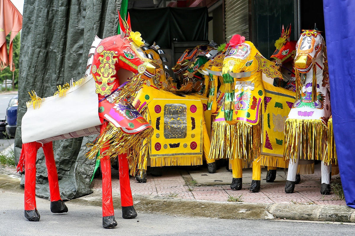 Lý giải nguyên nhân lượng khách giảm sút, anh Trường bày tỏ quan điểm, vài năm nay, việc đốt vàng mã được cơ quan chức năng và chùa chiền kêu gọi hạn chế nên thị trường vàng mã giảm nhiệt. Hơn nữa, do kinh tế năm nay khó khăn, nhiều người thắt chặt hầu bao nên có xu hướng hạn chế mua đồ vàng mã hơn.