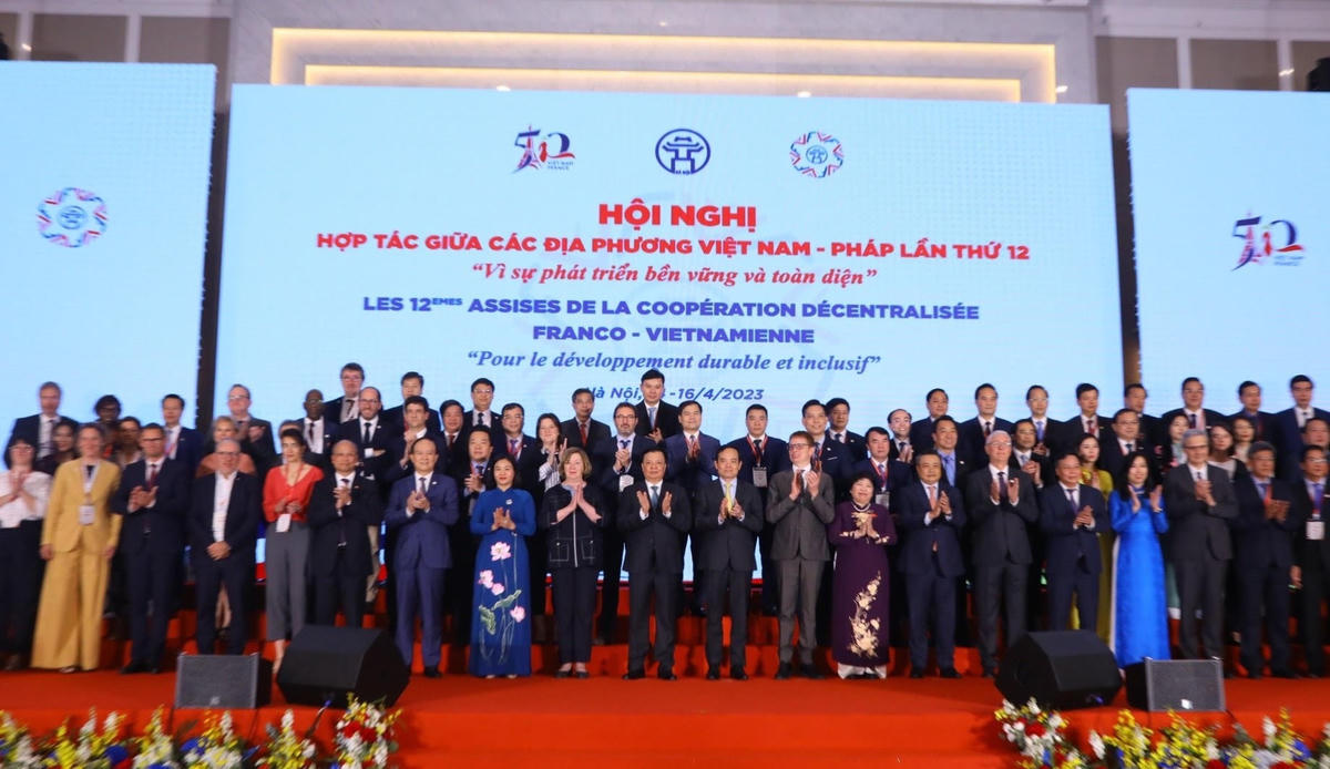 Các đại biểu dự hội nghị chụp ảnh lưu niệm.