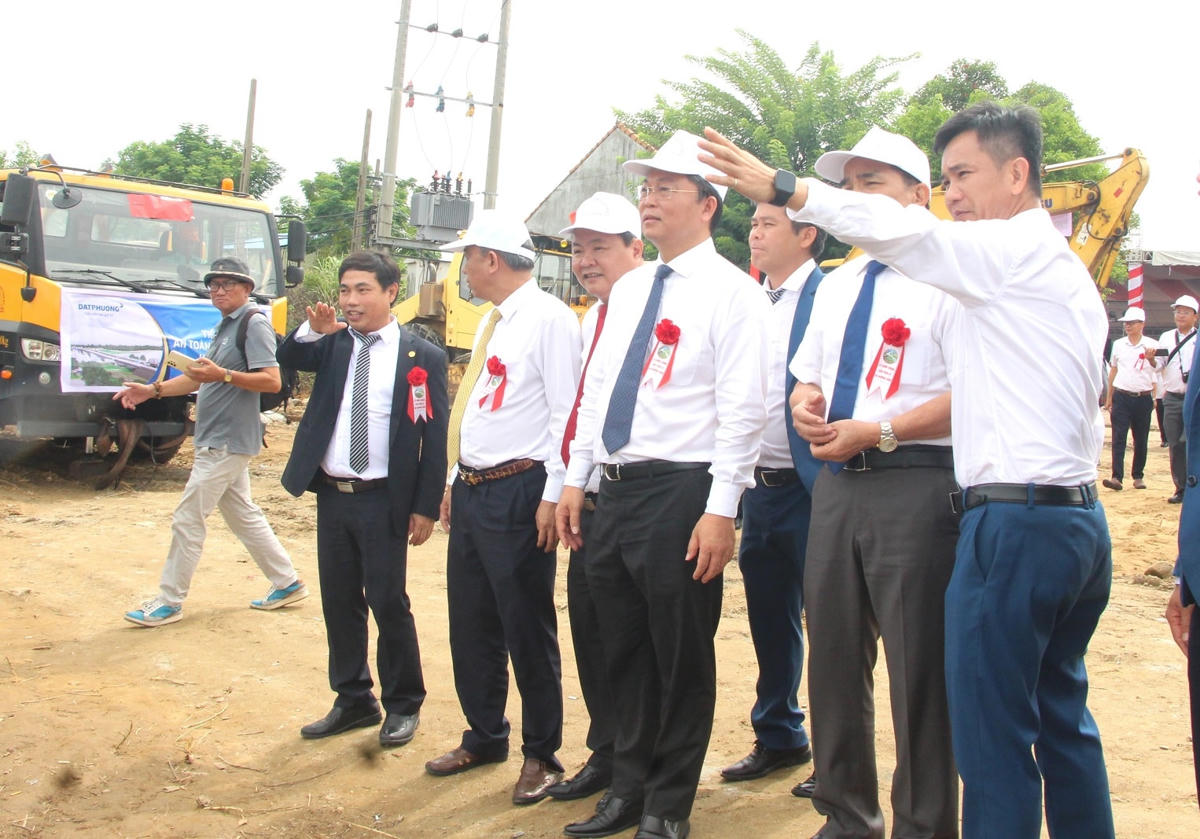Lãnh đạo tỉnh Quảng Nam kiểm tra địa điểm khởi công dự án cầu Văn Ly và đường dẫn. 