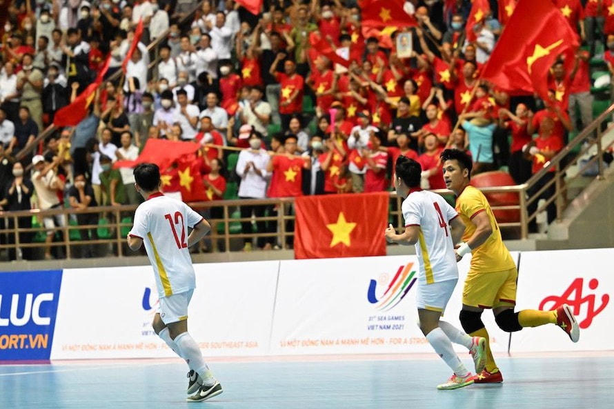 Rợp sắc cờ đỏ tại ngày khai mạc môn Futsal nam SEA Games 31 ở Hà Nam.
