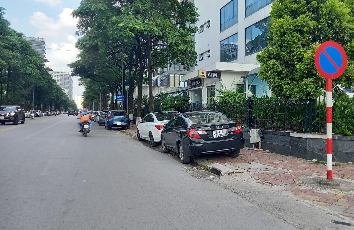 Theo ghi nhận của PV, tình trạng lòng đường, vỉa hè trên các tuyến đường tại địa bàn quận Cầu Giấy (TP Hà Nội) như: Trần Thái Tông, Duy Tân, Nguyễn Phong Sắc, Trương Công Giai đang bị lấn chiếm để đỗ xe, trông xe và kinh doanh.