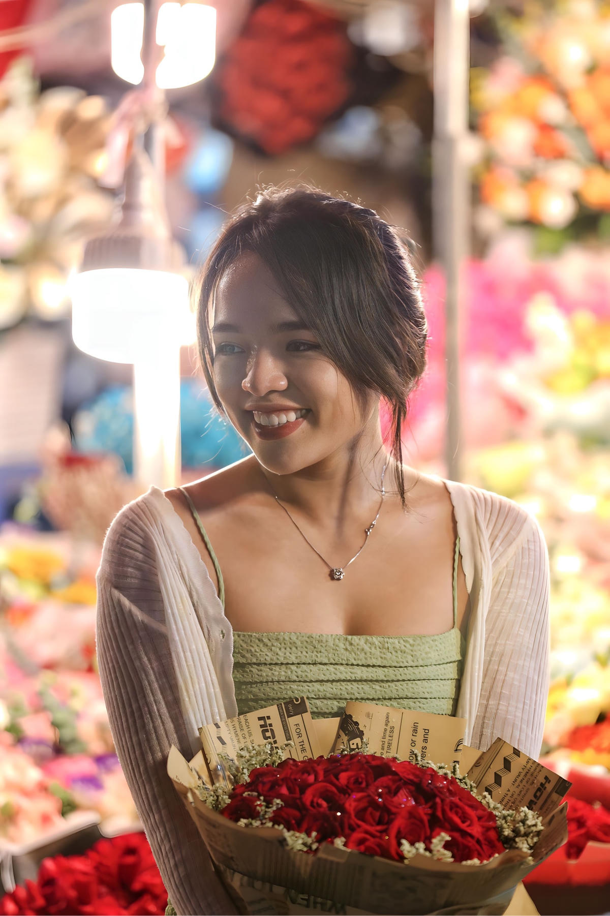 Chị Tô Nhã Sen mua hoa tại chợ Quảng An cho hay, gần đến ngày 20/10, chị cùng người yêu tới đây để trải nghiệm và chụp ảnh lưu lại kỷ niệm không khí của chợ hoa đêm lớn nhất Thủ đô.