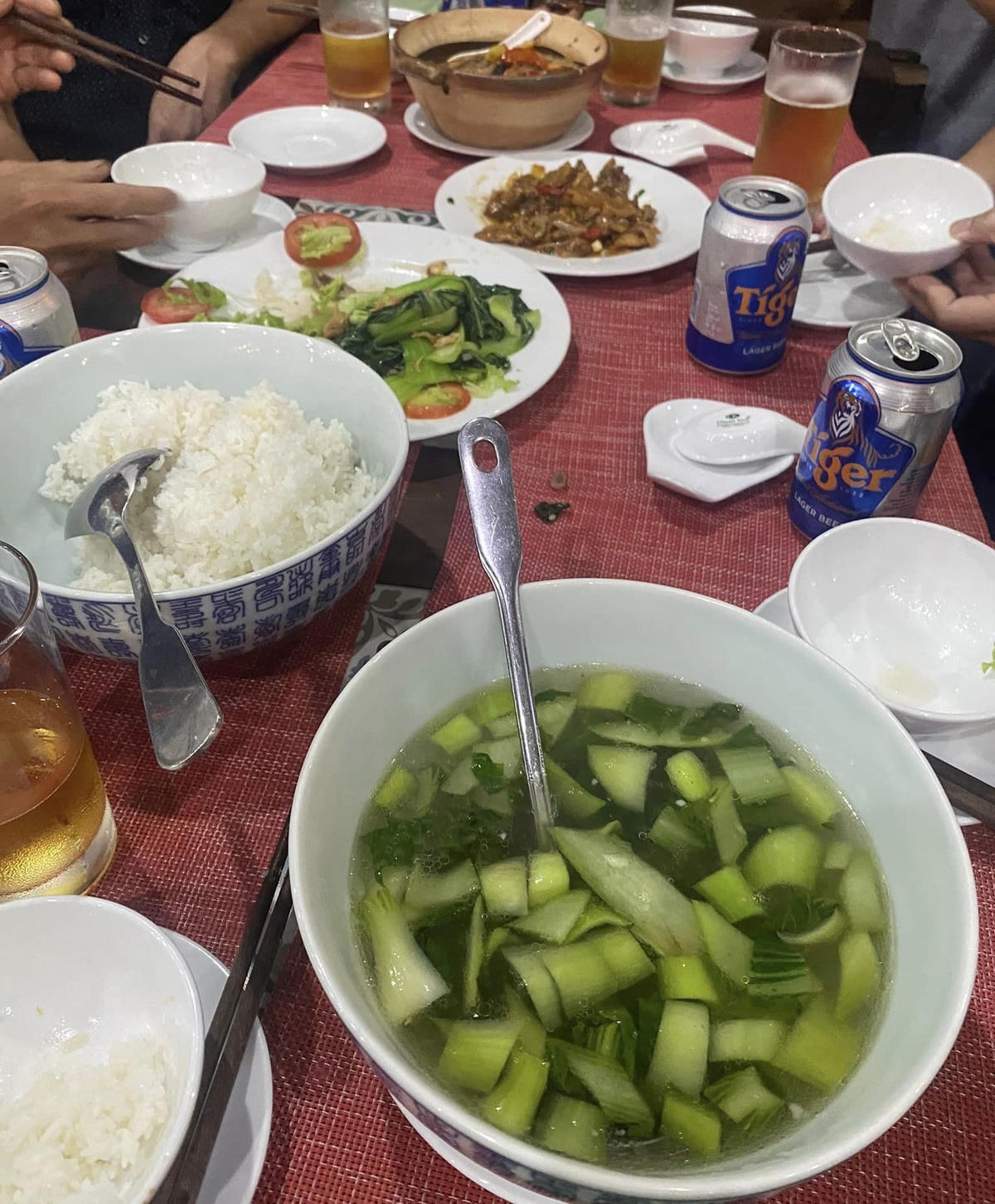 Bàn ăn 5 người với suất ăn 200 nghìn đồng/người.