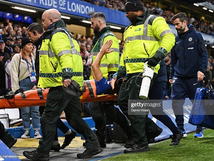 Azpilicueta chắp tay lên trời khi rời sân. Ảnh: Getty.