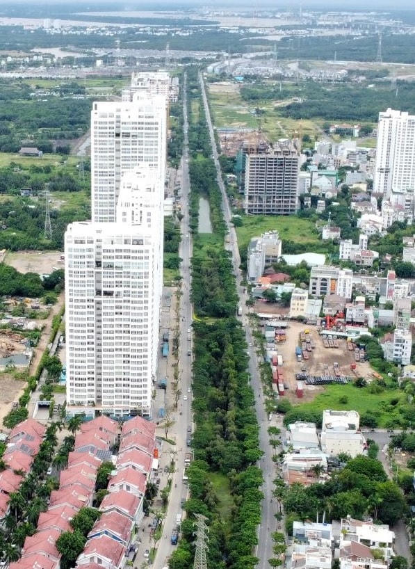 Một đoạn đường Nguyễn Hữu Thọ, tuyến giao thông huyết mạch kết nối huyện Nhà Bè và quận 7 với các quận trung tâm TP HCM.