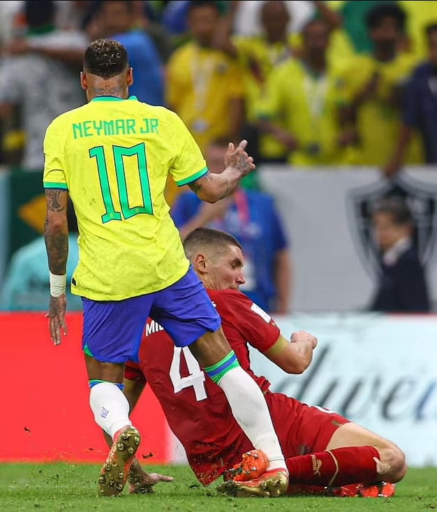 Cổ chân của Neymar bị Nikola Milenkovic khiến cho "biến dạng" Ảnh: The Daily Mail.