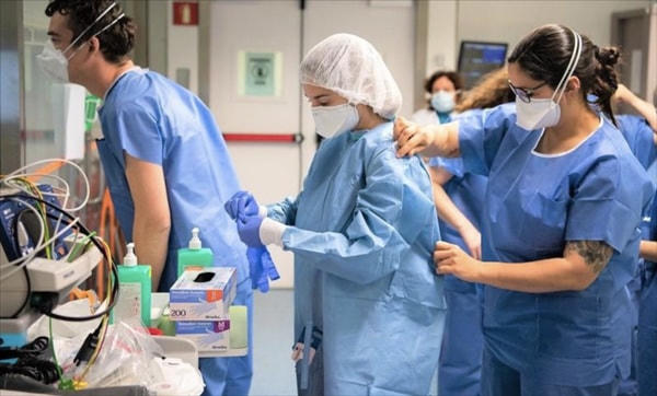 Nhiều nước chật vật đối phó với tình trạng thiếu hụt nhân viên y tế. Ảnh: AP.