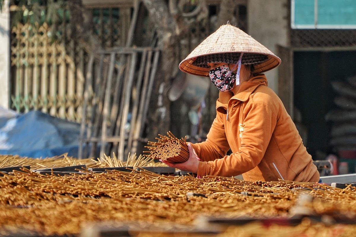 Hà Nội: Người dân làng tăm hương Quảng Phú Cầu tất bật dịp cuối năm