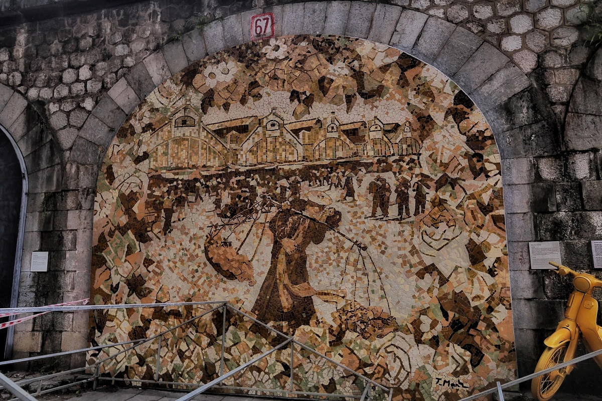 Trung bình mỗi 1 bức tranh chỉnh trang lại mất 2 - 3 ngày.