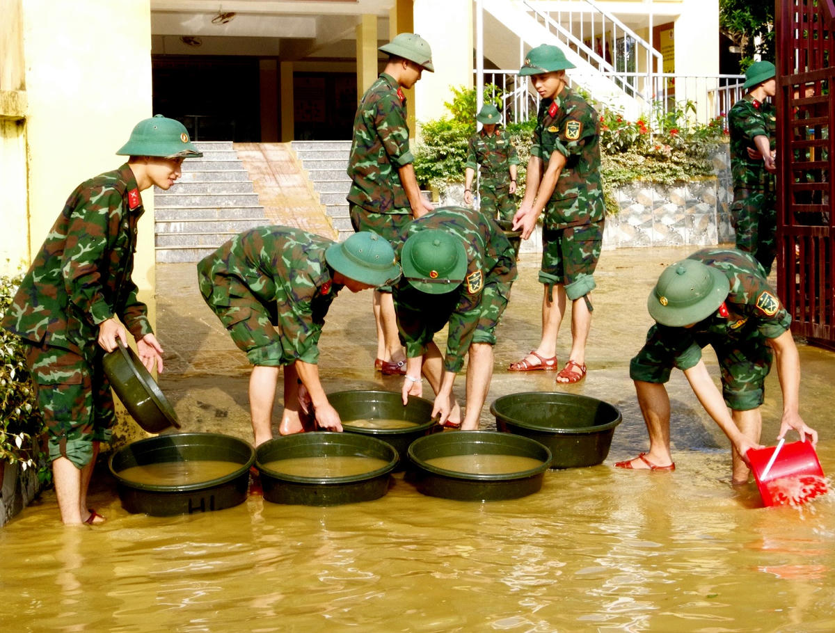 Trong ngày đầu ra quân, bằng tinh thần trách nhiệm, quyết tâm cao cán bộ, chiến sĩ các cơ quan đơn vị đã giúp địa phương xã Điền Mỹ dọn dẹp, trả lại mặt bằng sinh hoạt tại Nhà văn hóa cộng đồng thôn Trung Tiến.