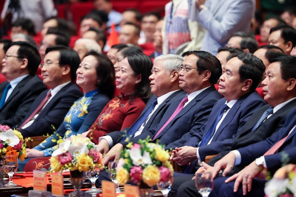 Thủ tướng Phạm Minh Chính với các đại biểu dự Hội nghị biểu dương, tôn vinh điển hình tiên tiến toàn quốc. Ảnh: VGP/Nhật Bắc.  