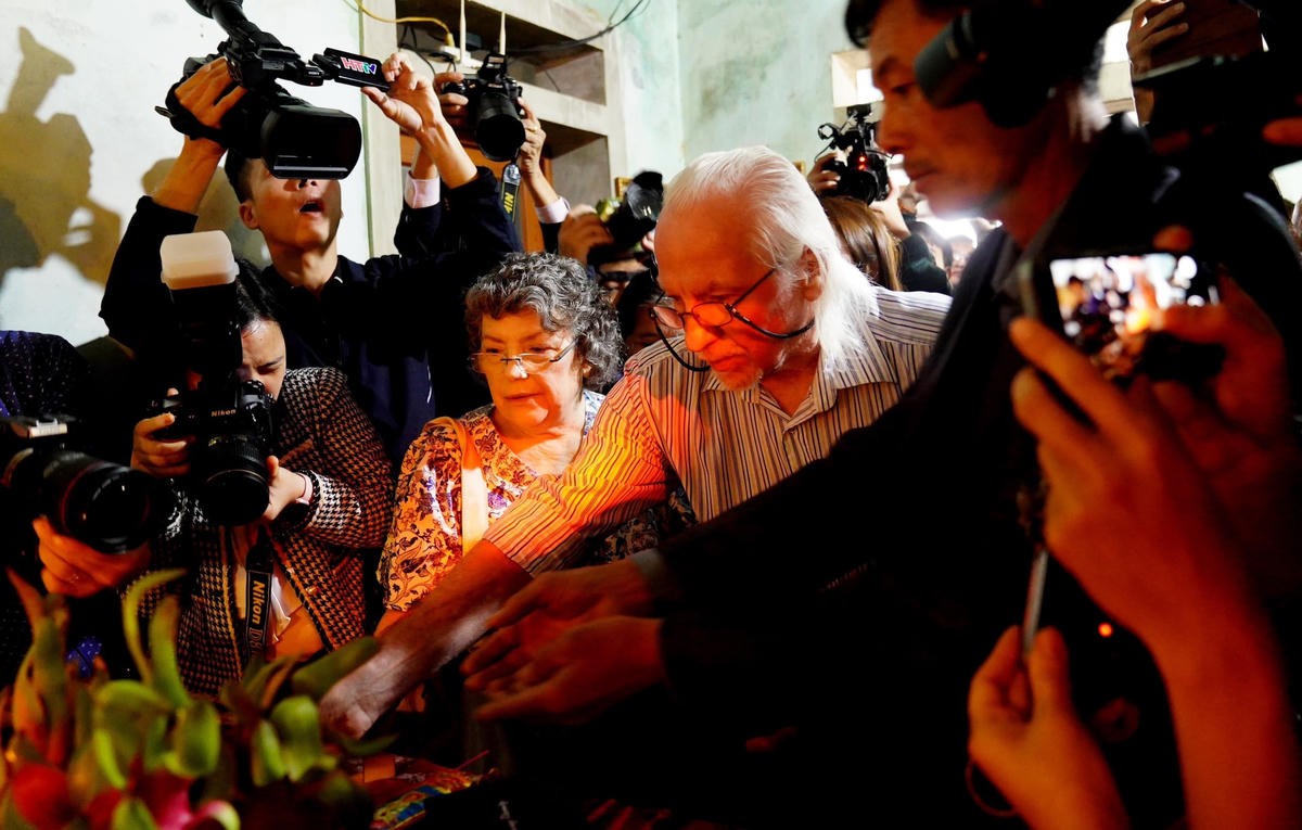 Vợ chồng Peter Mathews thành kính dâng hương, tặng món quà đặc biệt cho gia đình liệt sĩ Cao Xuân Tuất.