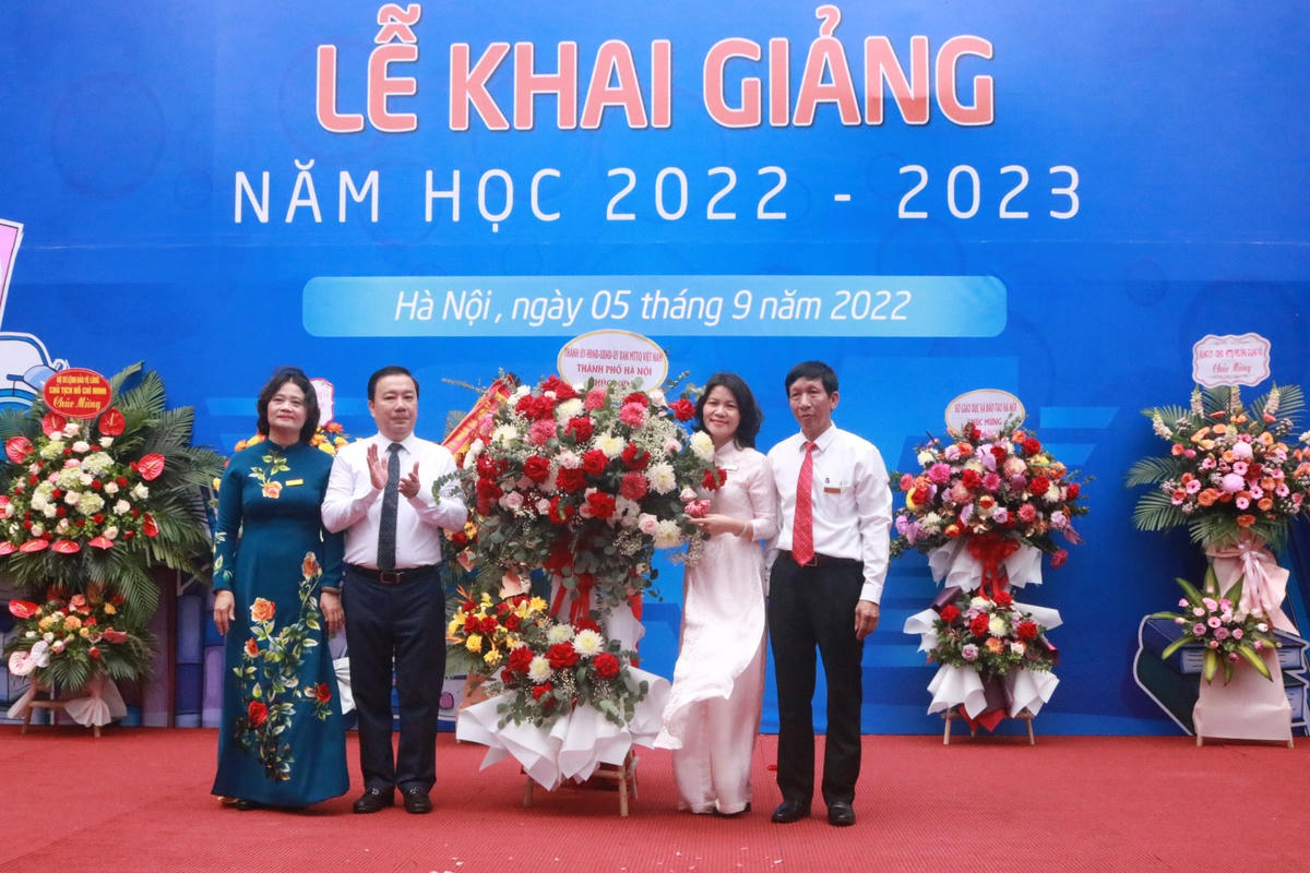 Phó Chủ tịch UBND TP Hà Nội Chử Xuân Dũng tặng hoa chúc mừng nhà trường nhân dịp lễ khai giảng năm học mới.