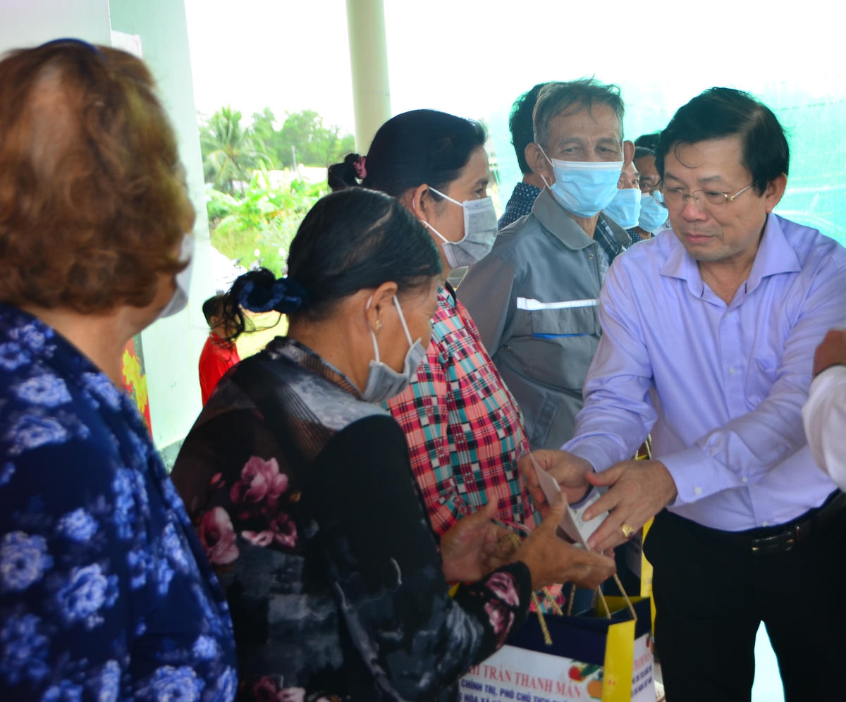 Phó Chủ tịch Ủy ban Trung ương mặt trận Tổ quốc Việt Nam Nguyễn Hữu Dũng tặng quà cho hộ nghèo ở tỉnh Bạc Liêu.
