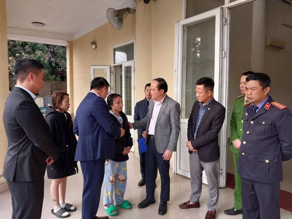 2181405_dong_chi_hoang_quang_hai_giam_doc_so_gtvt_pho_truong_ban_thuong_truc_batgt_tinh_lanh_dao_tp_cam_pha_va_dai_dien_cac_co_quan_chuc_nang_tham_hoi_dong_vi_16283713.jpg