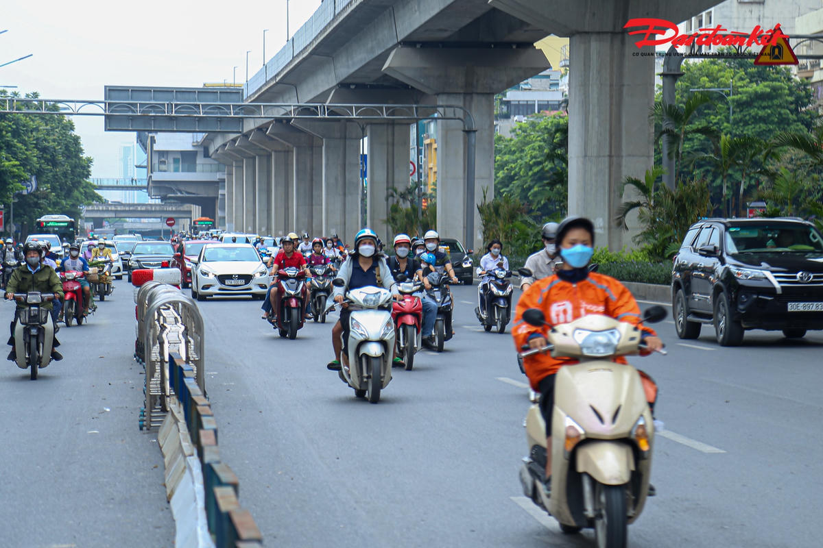 Hướng từ Khuất Duy Tiến đi Ngã Tư Sở: Giao cắt với 3 đường, 8 ngõ, 15 điểm giao cắt với lối vào các công ty, cơ quan, cây xăng… Hướng từ Ngã Tư Sở đi Khuất Duy Tiến: Giao cắt với 6 đường, 15 ngõ, 8 điểm giao cắt với lối vào các cơ quan, trường học…