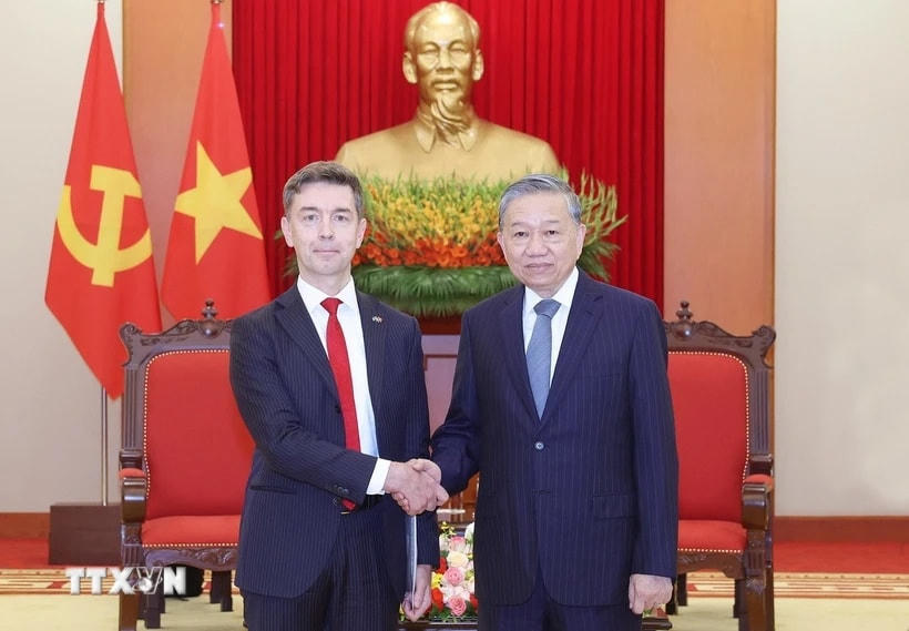 Tổng Bí thư Tô Lâm tiếp Đại sứ, Trưởng Phái đoàn Liên minh châu Âu (EU) tại Việt Nam Julien Guerrier. (Ảnh: Thống Nhất/TTXVN)