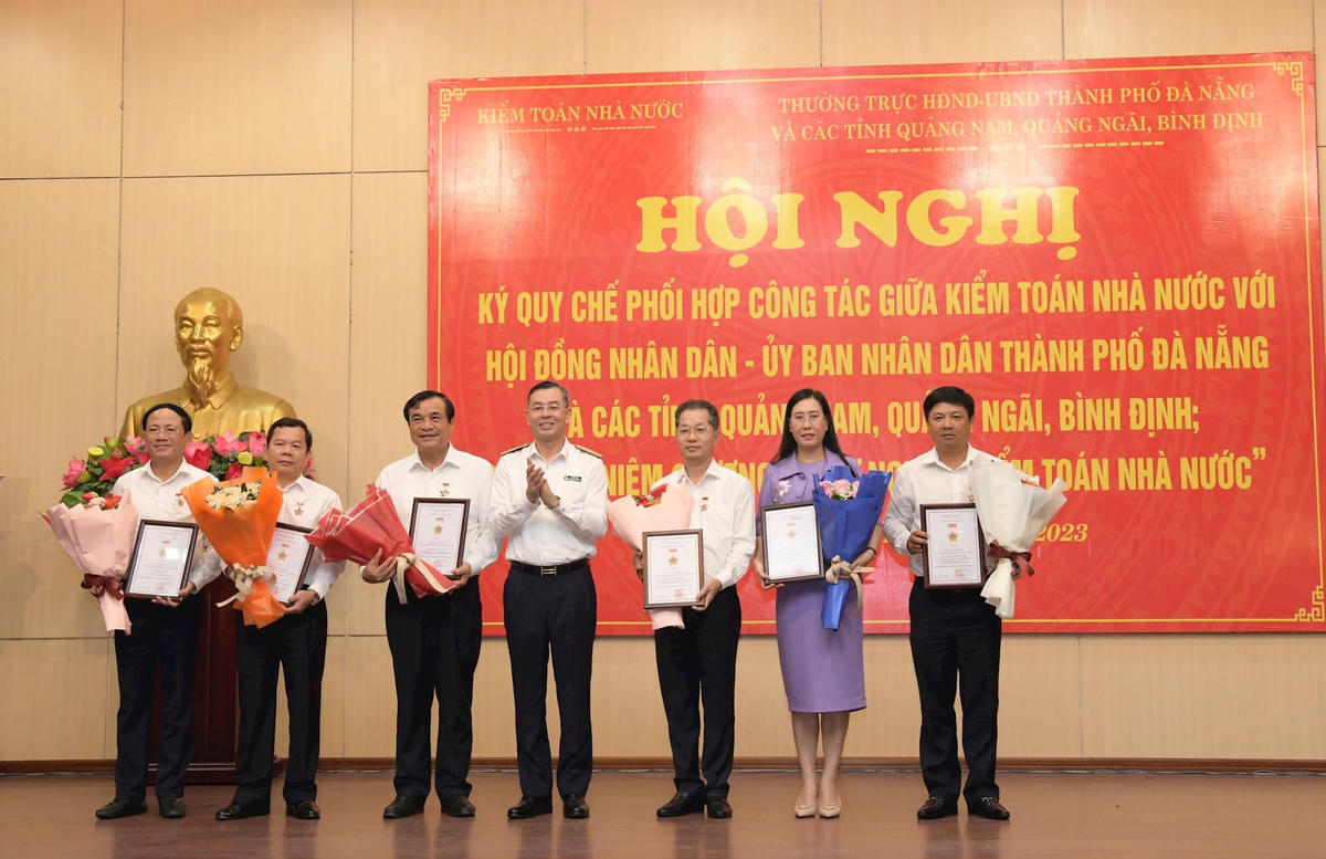 Tổng Kiểm toán nhà nước Ngô Văn Tuấn  trao Kỷ niệm chương “Vì sự nghiệp Kiểm toán nhà nước” cho cán bộ thuộc HĐND,UBND 4 tỉnh, thành phố. Ảnh: Nguyễn Ly