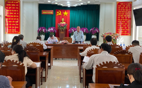 Ông Phạm Hiểu, Trưởng ban Dân vận Thành ủy, Chủ tịch Ủy ban MTTQ Việt Nam TP Tuy Hòa phát biểu tại hội nghị. 