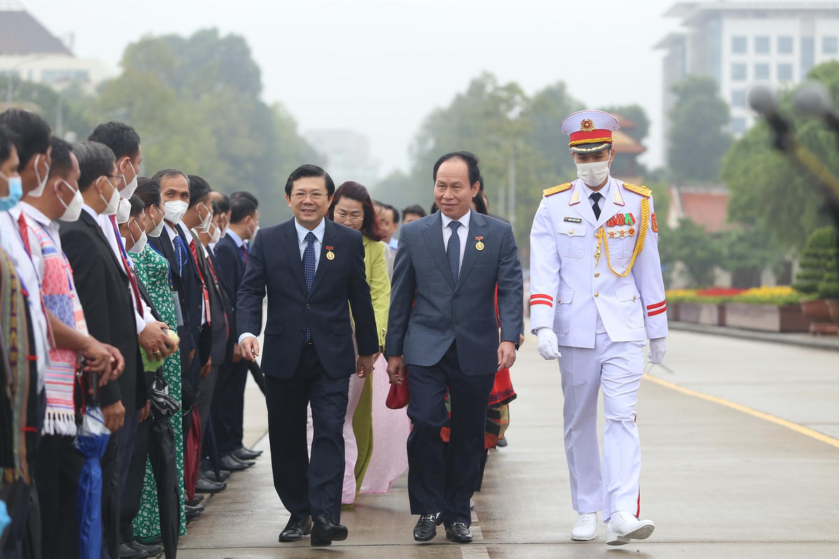Phó Chủ tịch - Tổng Thư ký Lê Tiến Châu và Phó Chủ tịch Nguyễn Hữu Dũng tham dự Lễ báo công và vào Lăng viếng Chủ tịch Hồ Chí Minh.
