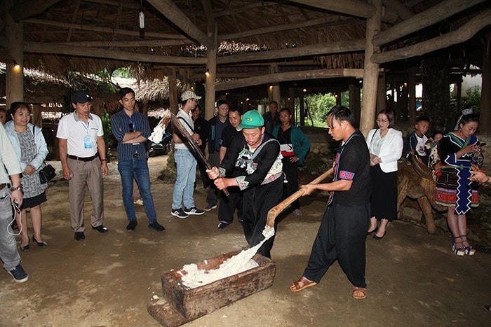 Người Mông ở bản Sin Suối Hồ thu hút du khách bằng các hoạt động văn hóa cộng đồng hấp dẫn.  