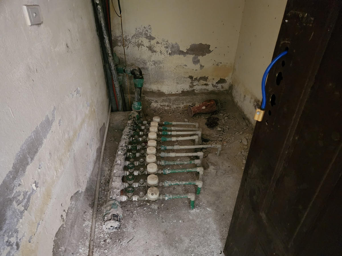Đến trưa ngày 28/10, bảo vệ của tòa chung cư đã đến mở khóa phòng, mở van cấp nước đã khóa của các hộ dân sử dụng.