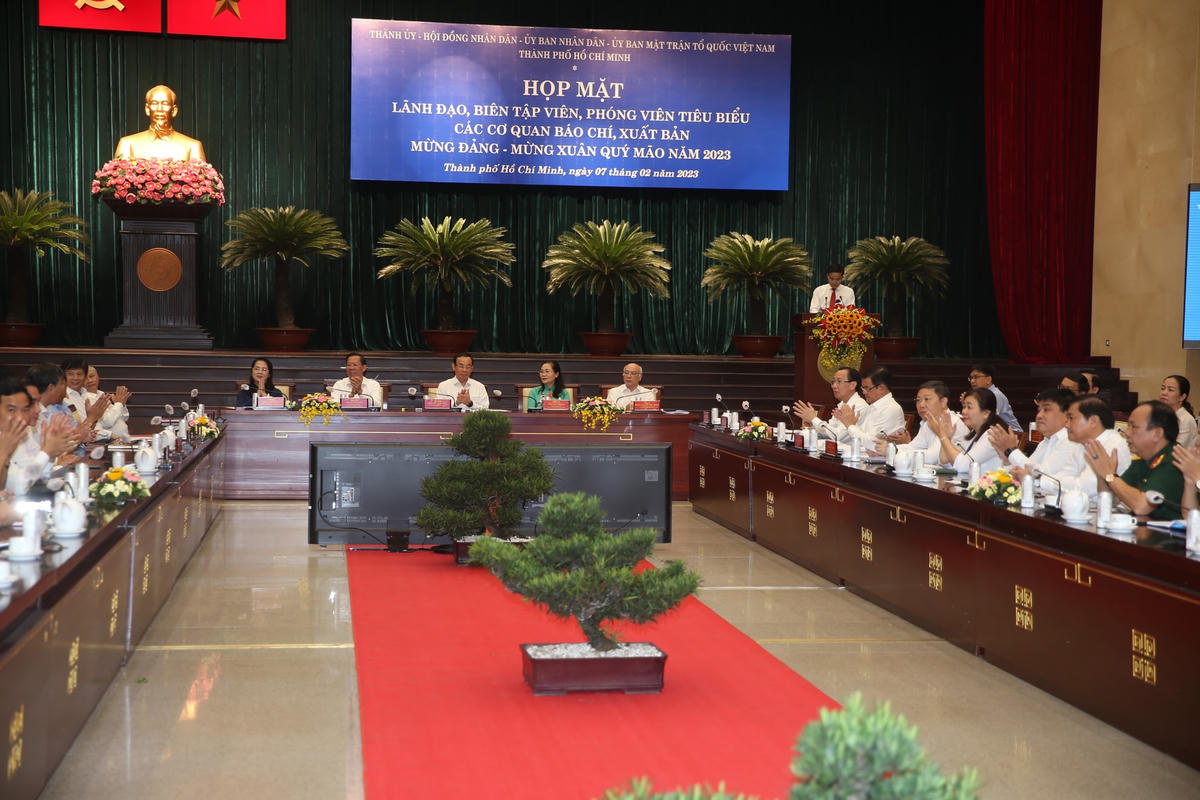 Quang cảnh buổi lãnh đạo TP HCM gặp mặt lãnh đạo, biên tập viên, phóng viên tiêu biểu các cơ quan báo chí, xuất bản sáng nay, 7/2/2023. (Ảnh: Hồng Phúc).