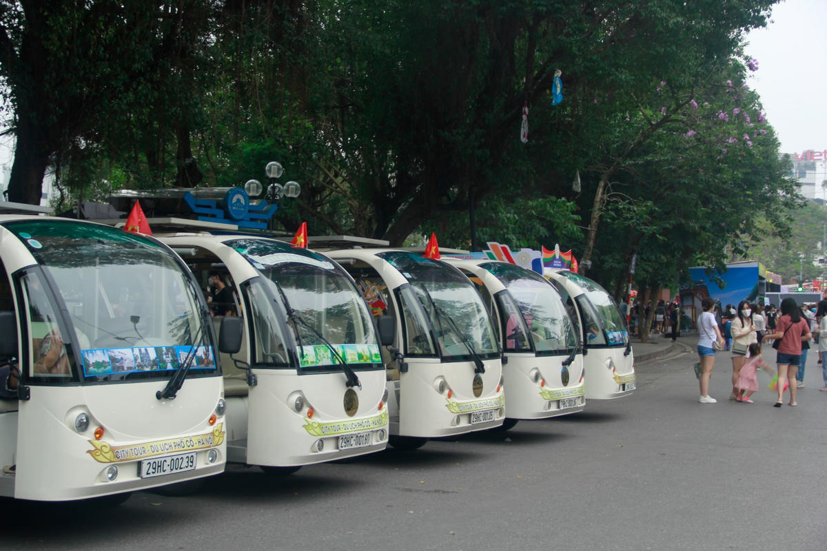Phương tiện giao thông sạch sẵn sàng đưa khách đi tham quan khu vực phố cổ Hà Nội, nhưng vẫn ít khách.
