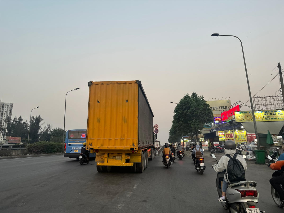 Mặc dù có biển cấm nhưng tài xế vẫn vô tư dừng, đỗ phương tiện để vào ăn cơm. Ảnh: Mạnh Thìn.