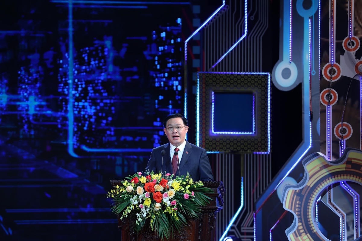 Chủ tịch Quốc hội Vương Đình Huệ phát biểu.