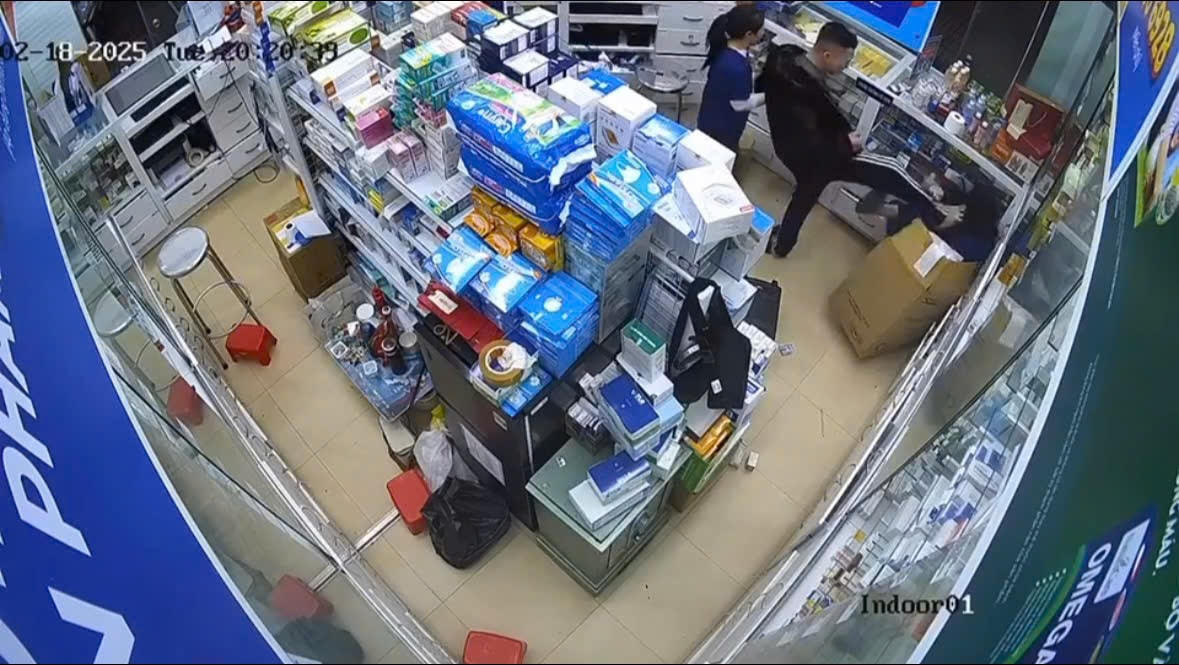 Người đàn ông dùng chân đạp vào người nữ dược sĩ O. Ảnh cắt từ clip.